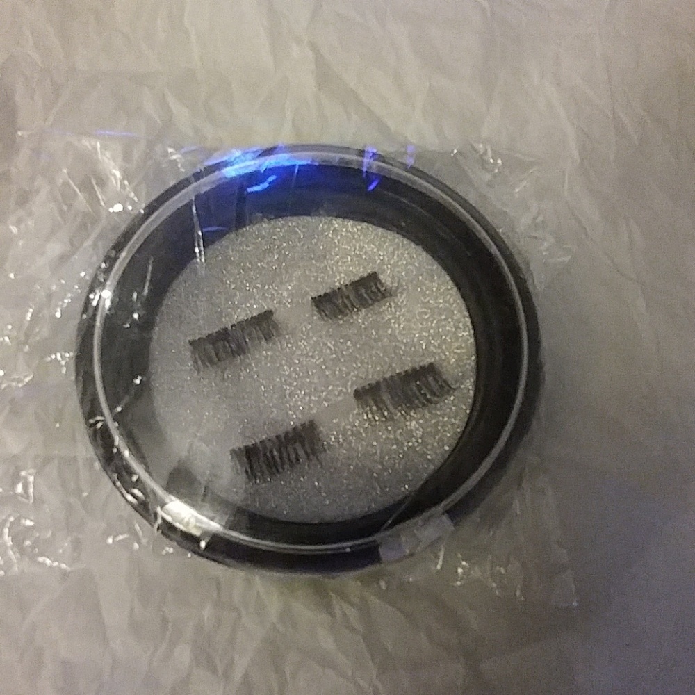 MAGNETIC EYELASHES